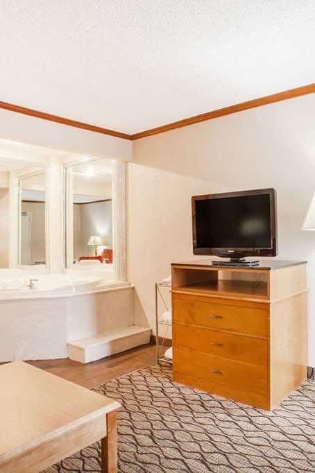 Hotel Baymont by Wyndham Madison Heights Detroit Area photo 4