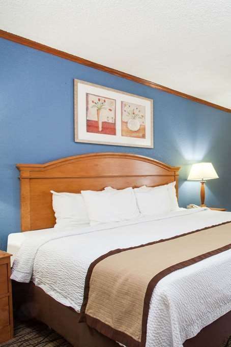 Hotel Baymont by Wyndham Madison Heights Detroit Area photo 2