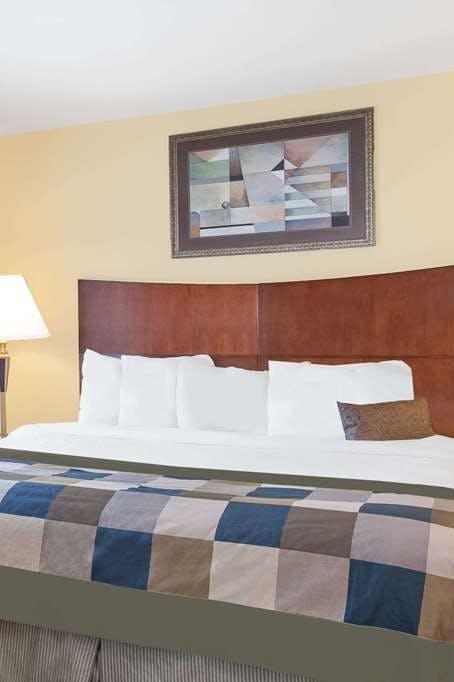 Hotel Wingate by Wyndham Lafayette Airport photo 2