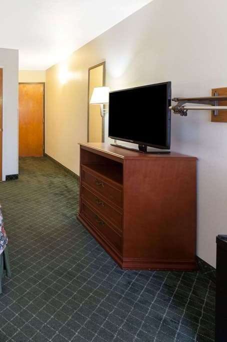 Hotel Days Inn by Wyndham Shawnee photo 2