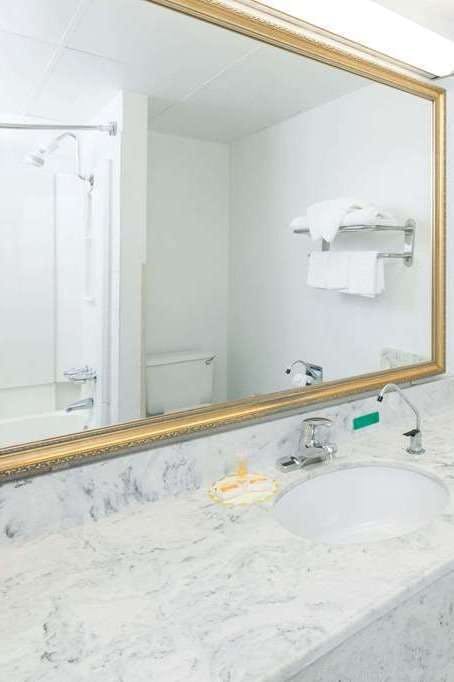 Hotel Days Inn by Wyndham Shawnee photo 4