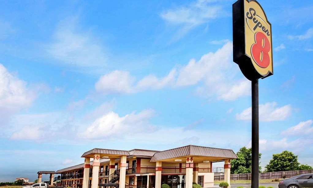Super 8 by Wyndham Shawnee