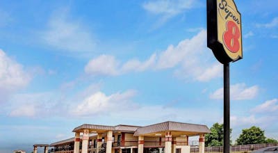 Super 8 by Wyndham Shawnee
