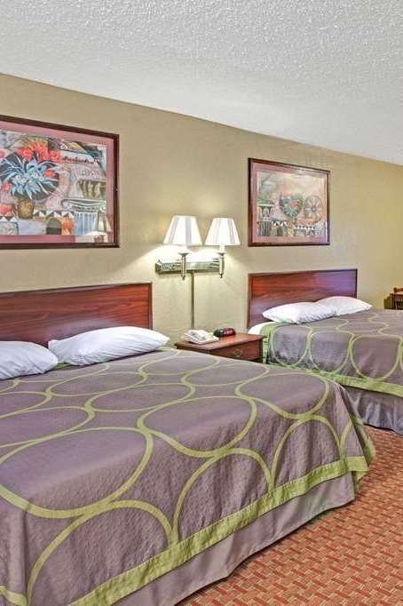 Hotel Super 8 by Wyndham Shawnee photo 1