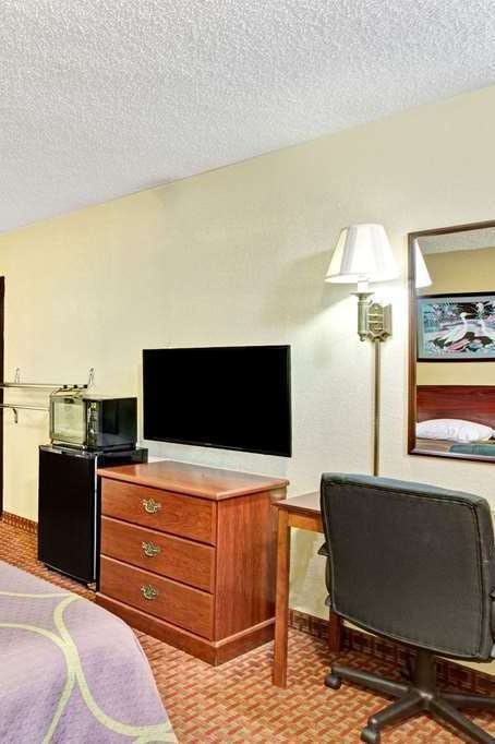 Hotel Super 8 by Wyndham Shawnee photo 2
