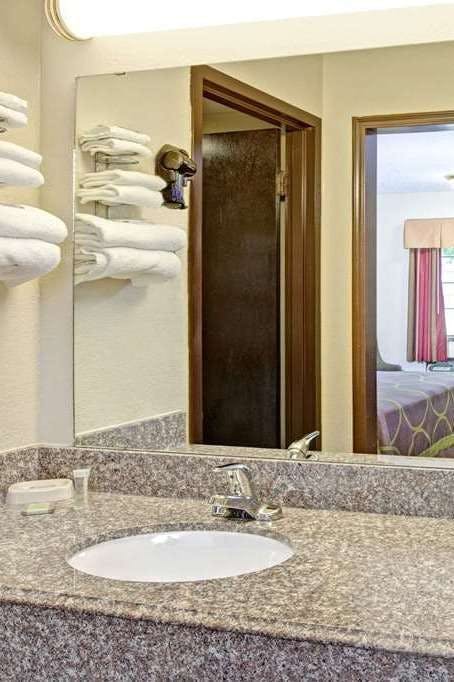 Hotel Super 8 by Wyndham Shawnee photo 3