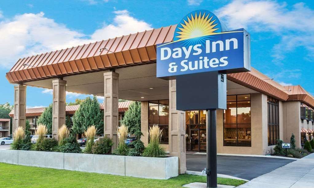 Days Inn & Suites by Wyndham Logan