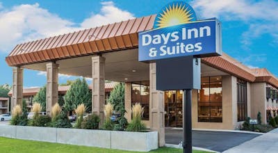 Days Inn & Suites by Wyndham Logan