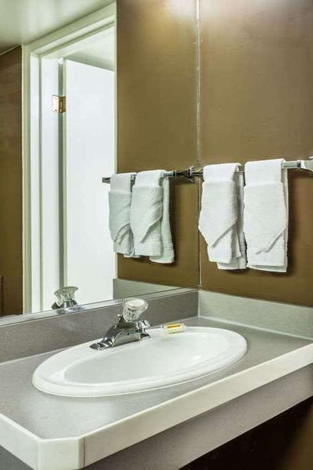 Hotel Days Inn & Suites by Wyndham Logan photo 3