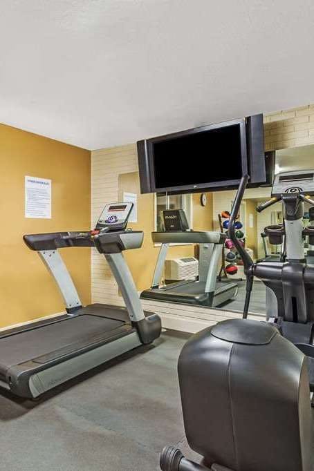 Hotel Days Inn & Suites by Wyndham Logan photo 5