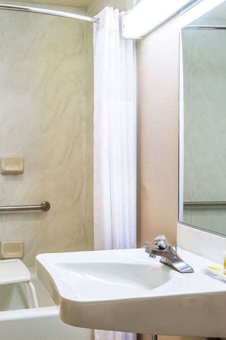 Hotel Days Inn & Suites by Wyndham Logan photo 2