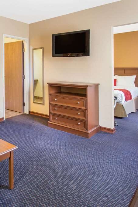 Hotel Baymont Waukesha photo 3