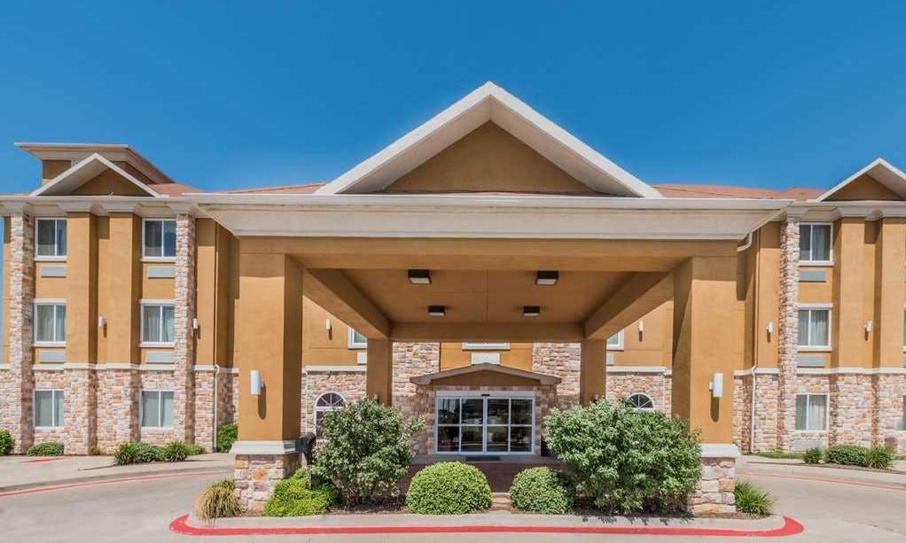 Days Inn & Suites by Wyndham Cleburne TX