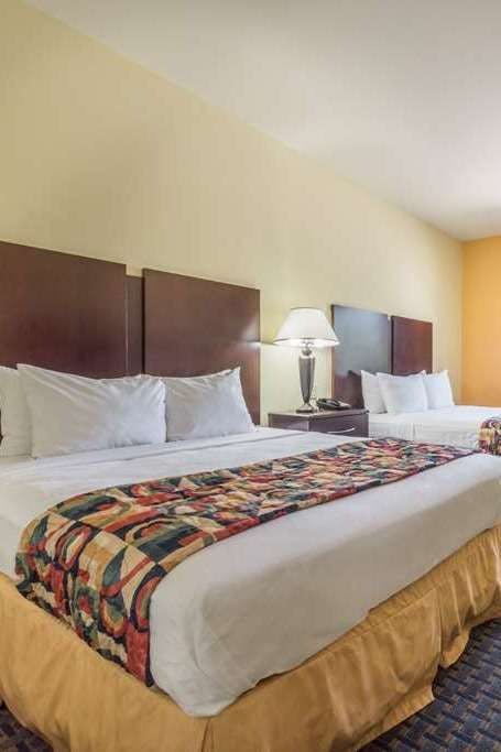 Hotel Days Inn & Suites by Wyndham Cleburne TX photo 2