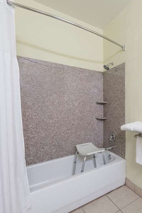 Hotel Days Inn & Suites by Wyndham Cleburne TX photo 4