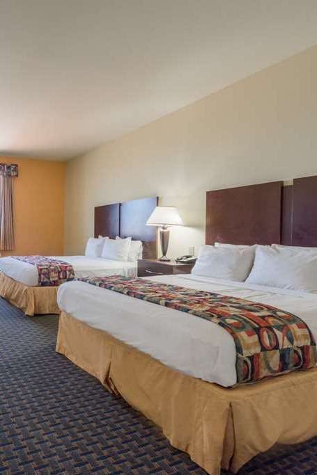Hotel Days Inn & Suites by Wyndham Cleburne TX photo 1