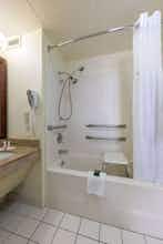 Hotel Baymont Inn Suites Springfield photo 4