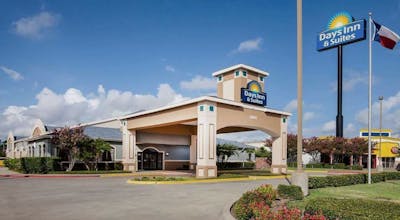 Days Inn & Suites by Wyndham Corpus Christi Central