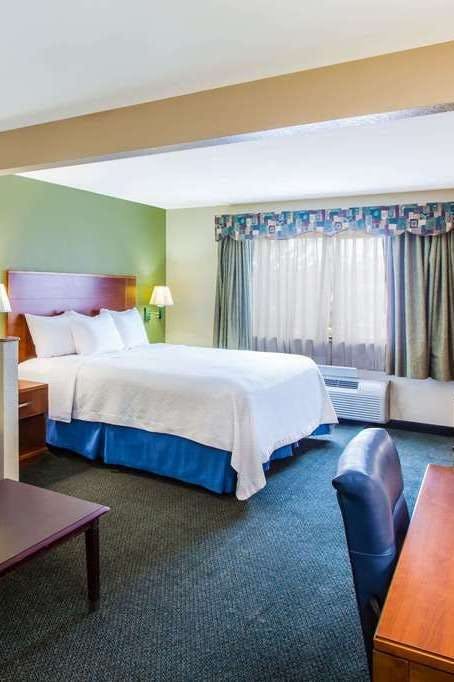 Hotel Days Inn & Suites by Wyndham Corpus Christi Central photo 1