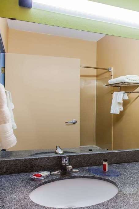 Hotel Days Inn & Suites by Wyndham Corpus Christi Central photo 2