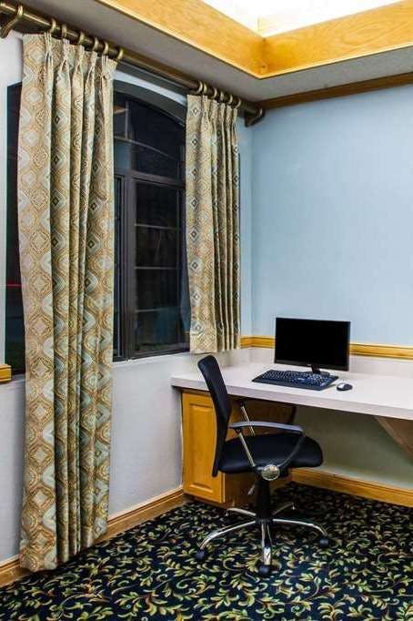 Hotel Days Inn & Suites by Wyndham Corpus Christi Central photo 3