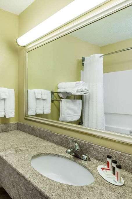 Hotel Baymont by Wyndham Fort Dodge photo 3