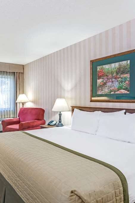 Hotel Baymont by Wyndham Louisville Airport South photo 1