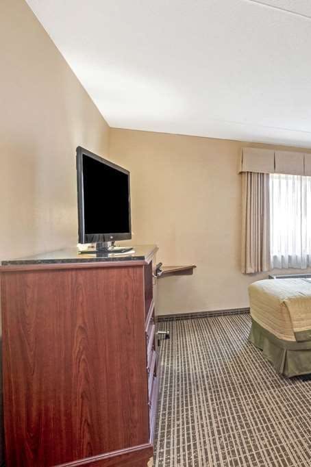 Hotel Baymont by Wyndham Louisville Airport South photo 3