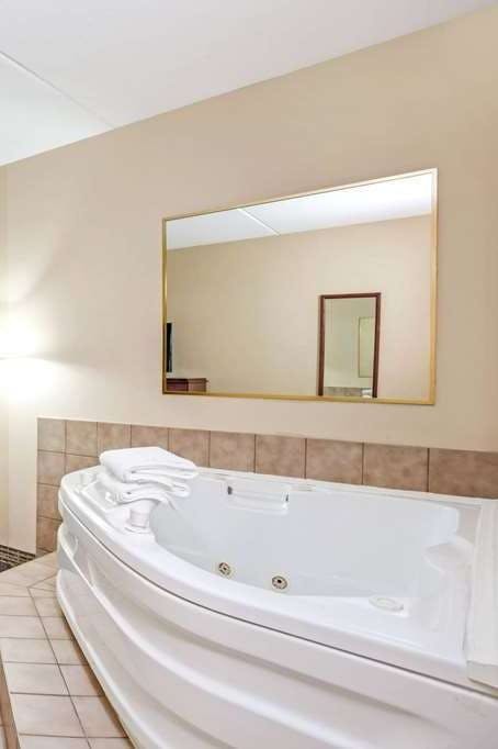 Hotel Baymont by Wyndham Louisville Airport South photo 2