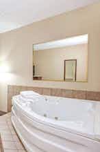 Hotel Baymont Louisville Airport S photo 2