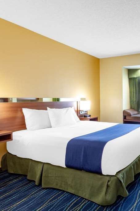 Hotel Microtel Inn & Suites by Wyndham Gulf Shores photo 3