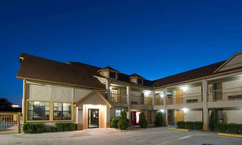 Howard Johnson by Wyndham San Marcos