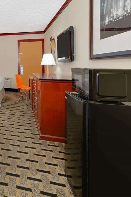 Hotel Howard Johnson by Wyndham San Marcos photo 2