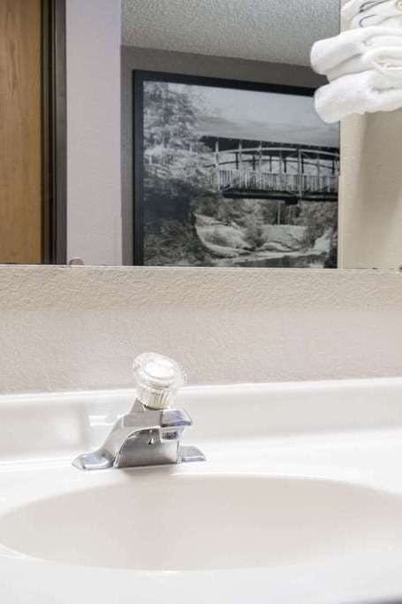 Hotel Super 8 by Wyndham Menomonie WI photo 4