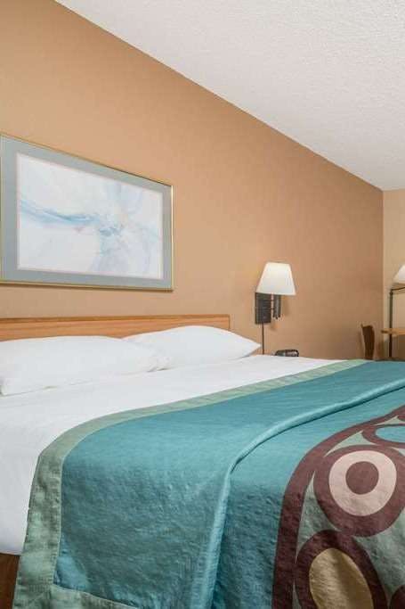 Hotel Super 8 by Wyndham Menomonie WI photo 2