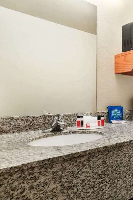 Hotel Baymont by Wyndham Fremont photo 3