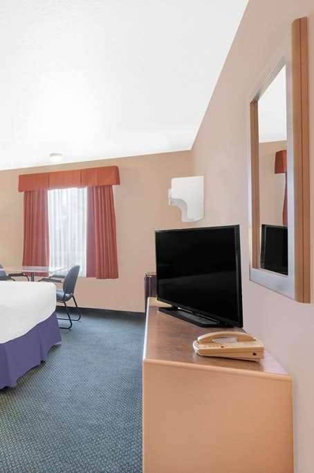 Hotel Ramada Cranbrook BC photo 4