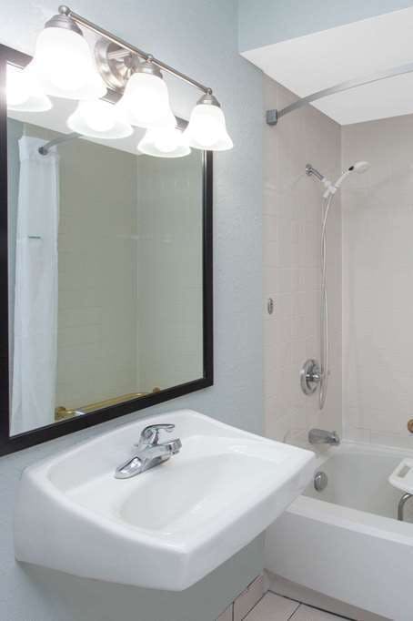 Hotel Baymont by Wyndham Grand Haven photo 5