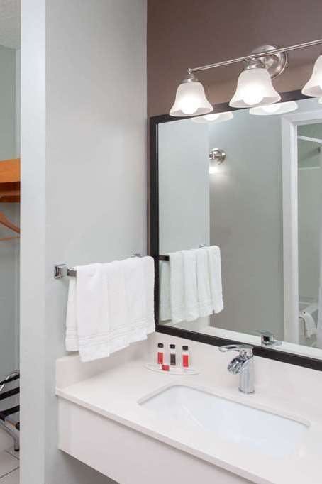 Hotel Baymont by Wyndham Grand Haven photo 4