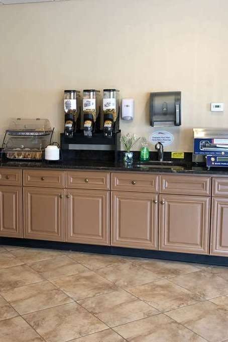 Hotel Baymont by Wyndham Latham Albany Airport photo 5