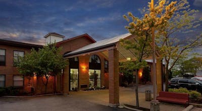 Howard Johnson by Wyndham Waukegan Great Lakes