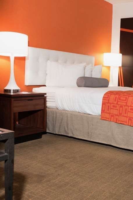 Hotel Howard Johnson by Wyndham Waukegan Great Lakes photo 2