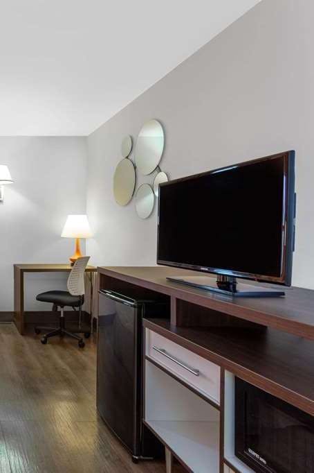 Hotel Howard Johnson by Wyndham Waukegan Great Lakes photo 3