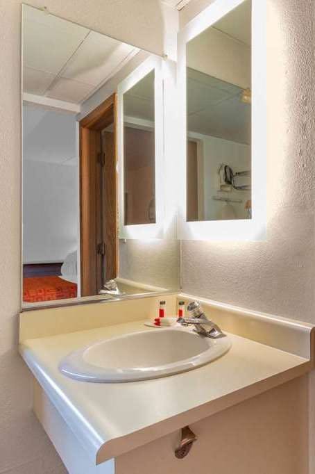 Hotel Howard Johnson by Wyndham Waukegan Great Lakes photo 5