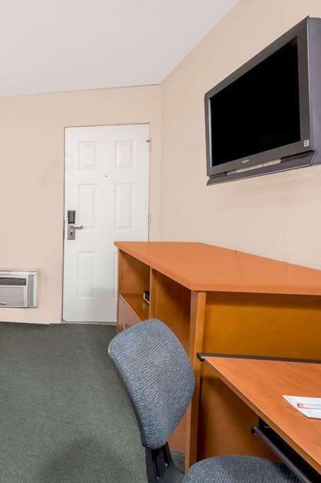 Hotel Howard Johnson by Wyndham Downtown Kamloops photo 4