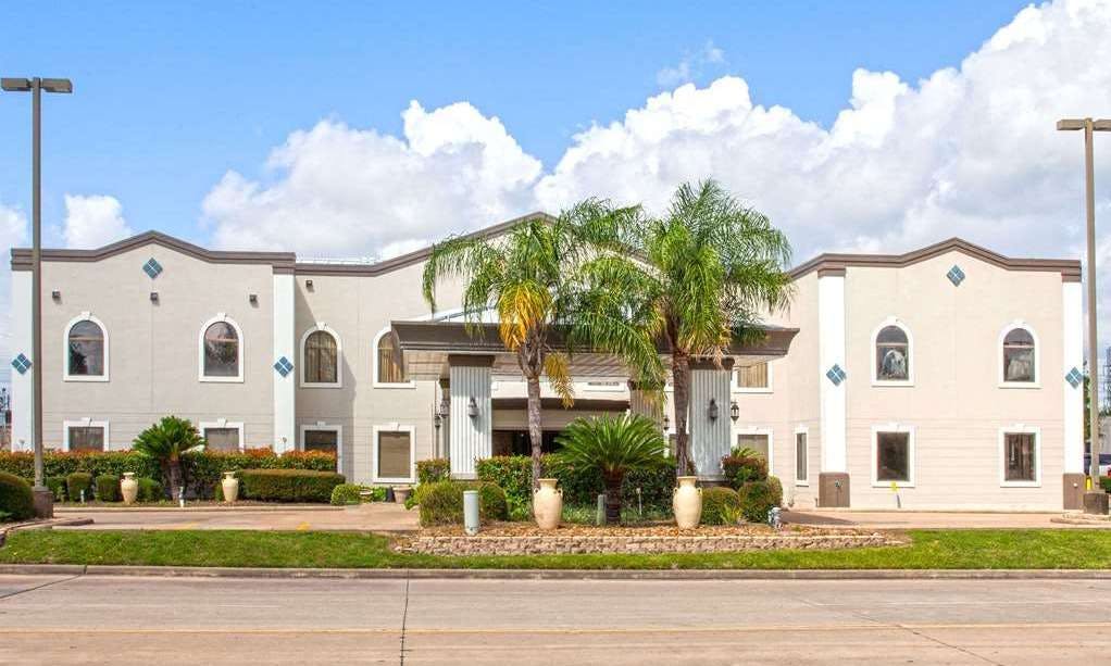 Days Inn & Suites by Wyndham NASA Space Center Houston