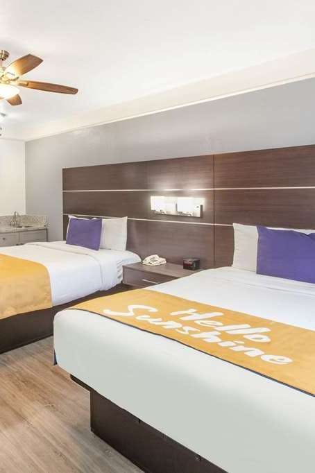 Hotel Days Inn & Suites by Wyndham NASA Space Center Houston photo 1