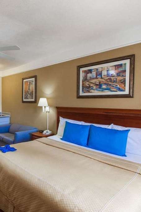 Hotel Days Inn & Suites by Wyndham NASA Space Center Houston photo 2