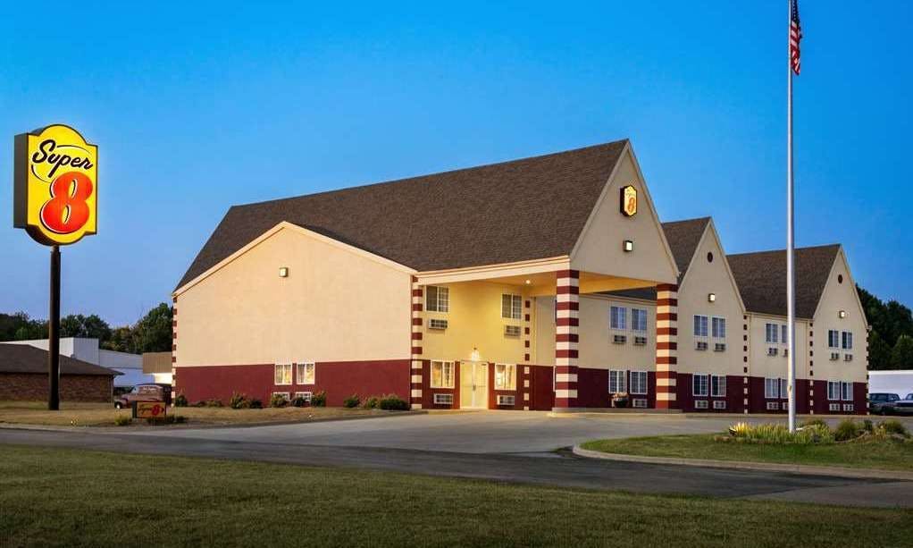 Super 8 by Wyndham Holton