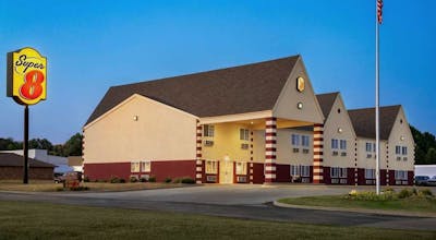 Super 8 by Wyndham Holton
